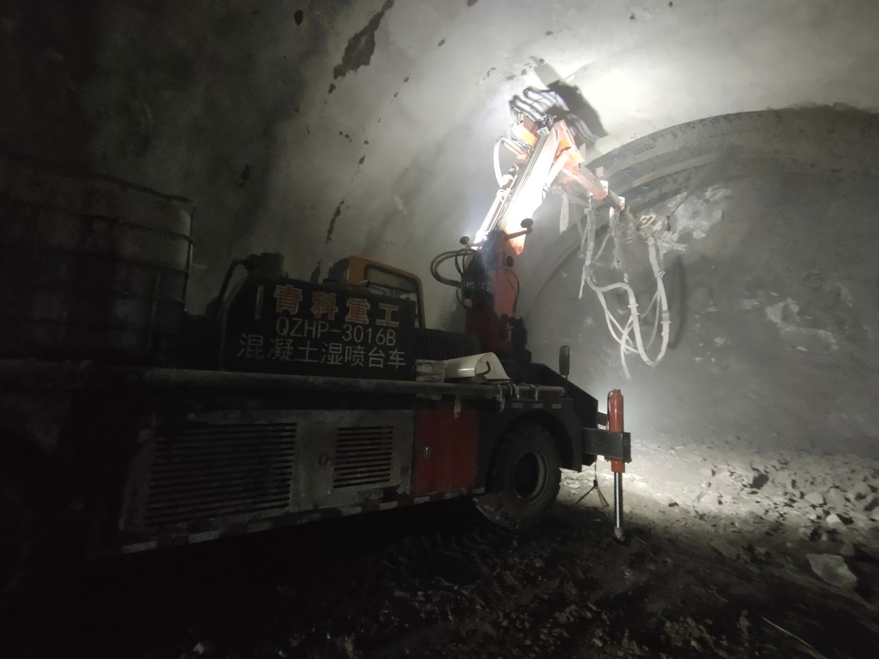 混凝土泵 濕噴臺車 青科重工 混凝土泵 濕噴臺車 青科重工